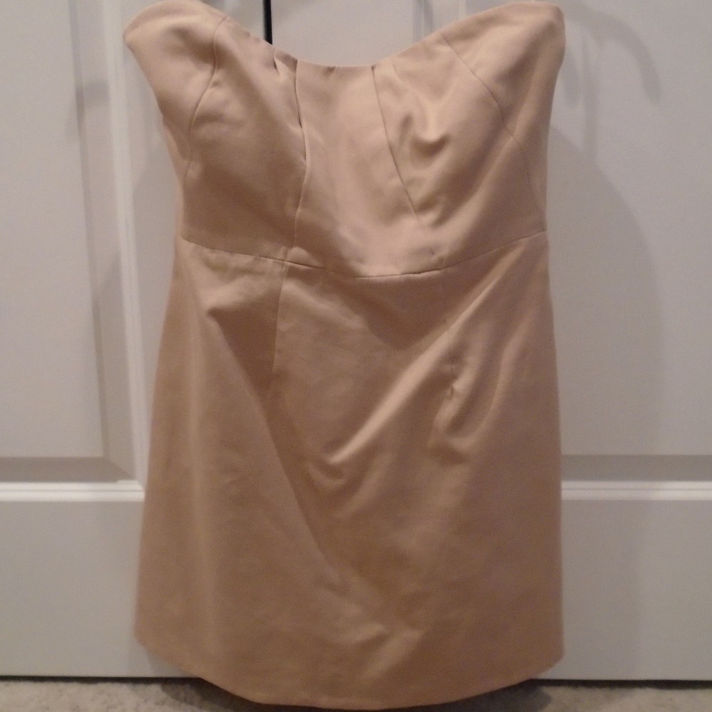 *EUC* Strapless mini w/built in bra! Perfect color